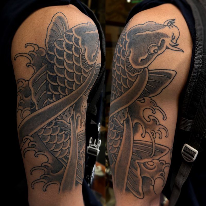 Tatuaje japonés de koi en Barcelona – diseño de Santiago Lombardi
